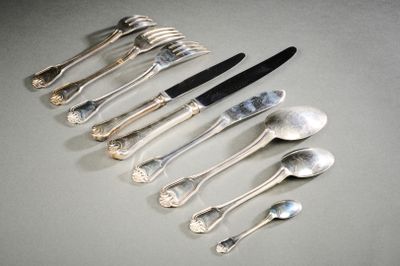 tout un tas de cuillères alignées sur la table