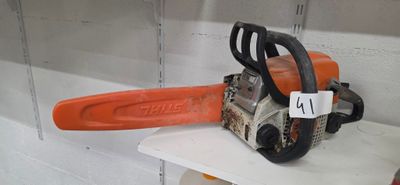 a chainsaw that is sitting on a shelf in a room