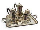 Service à thé et à café plaqué argent sur un plateau, sur fond blanc