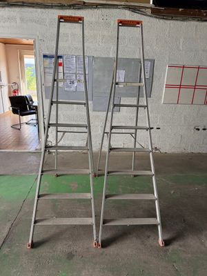 deux échelles posées debout dans une pièce