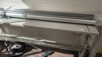 une machine posée sur une table dans une pièce
