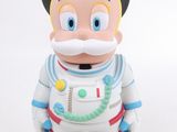 une figurine représentant un homme moustachu portant un haut-de-forme