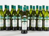 six bouteilles de vin sont alignées sur une surface blanche