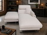 un canapé blanc et un pouf dans un salon