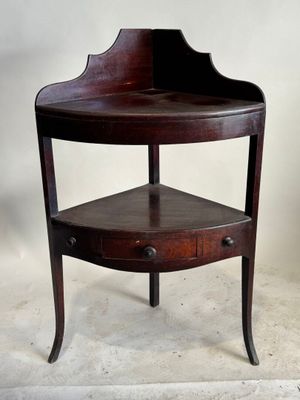 une photo d'une table d'angle sur laquelle se trouve une étagère