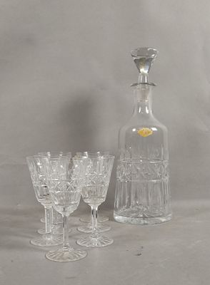 des bouteilles et des verres posés sur une table, sur fond gris