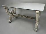 une image d'une table avec un plateau en verre et des pieds en métal