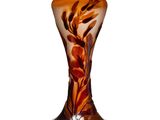 un vase en verre orné d'une fleur, posé sur une surface blanche