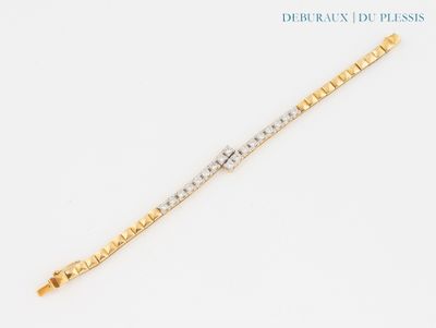 une photo d'un bracelet en or et en argent orné d'une croix