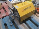 une boîte jaune posée sur une palette, elle-même posée sur une autre palette