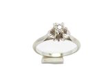 gros plan d'une bague en diamant sur fond blanc