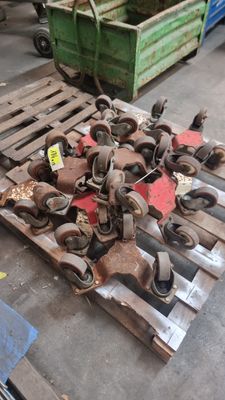 un tas de vieilles roues posées sur une palette dans un entrepôt