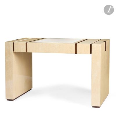 gros plan d'une table avec un plateau en verre sur fond blanc