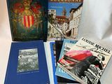 Plusieurs livres sont posés sur une table blanche, à côté d'un stylo bleu.