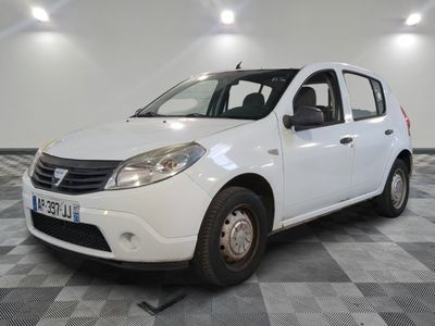 la photo d'une petite voiture blanche garée dans un garage