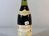une bouteille de vin posée sur une table