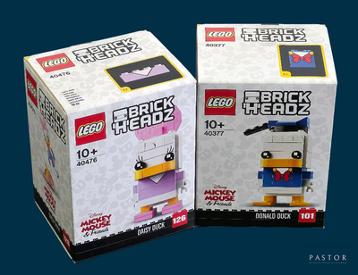 deux boîtes de Lego posées l'une à côté de l'autre
