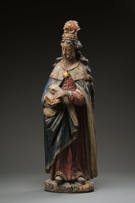 une statue de femme tenant un bébé dans ses bras