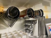 LOT de CERCLES et CADRES en inox.