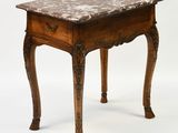 une petite table avec un plateau en marbre sur fond blanc