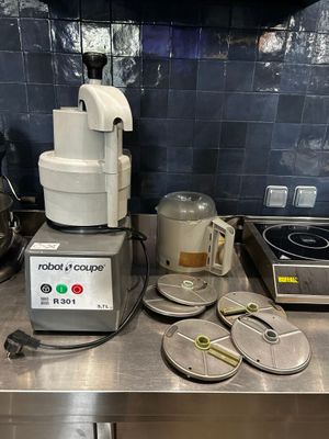 un mixeur posé sur le comptoir d'une cuisine