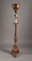 TORCHERE en bois doré et sculpté à décor de feuillages repos…