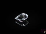 gros plan d'un diamant sur une surface noire