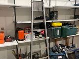 de nombreux outils et accessoires sur les étagères du garage