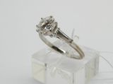 un gros plan d'une bague en diamant posée sur une boîte transparente