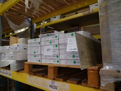 une grande quantité de cartons sur une palette dans un entrepôt