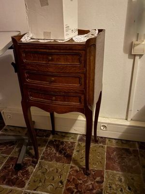 une petite table en bois surmontée d'un tiroir
