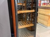 une cave à vin au milieu d'un magasin