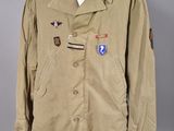 une photo d'une veste militaire posée sur un mannequin