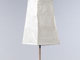 une lampe noire et blanche surmontée d'un abat-jour blanc