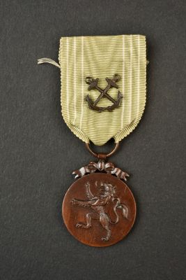 gros plan d'une médaille sur une surface noire