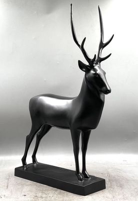 une image représentant une statue de cerf avec des bois