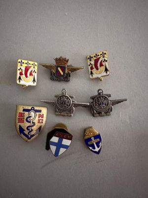 un grand nombre de badges posés sur une table
