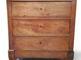 une photo d'une commode en bois à trois tiroirs