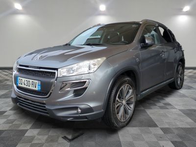 la voiture grise est garée dans le garage sur le sol en damier