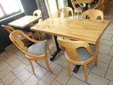 des tables et des chaises dans un restaurant au sol carrelé et doté de fenêtres