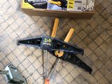 une boîte à outils posée par terre à côté d'une paire de ciseaux