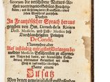 un vieux livre sur lequel figurent des inscriptions rouges et noires