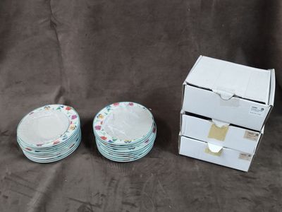 beaucoup d'assiettes et une boîte remplie de boîtes sur la table