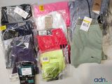 un lot de vêtements posés sur une table