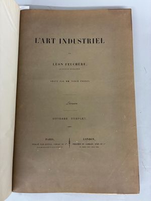 un livre ouvert, dont le titre est visible, posé sur une table