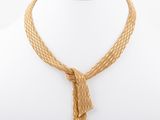 gros plan d'un collier en or sur un mannequin