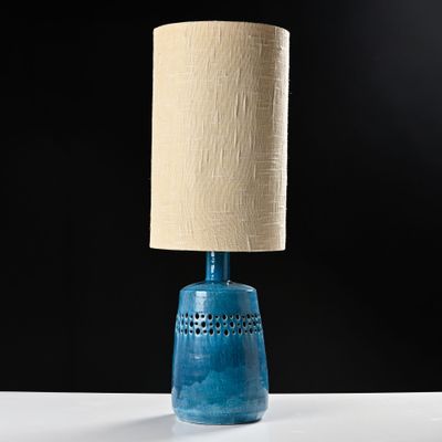 une lampe de table bleue avec un abat-jour beige