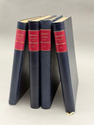 trois livres sont empilés sur une surface blanche