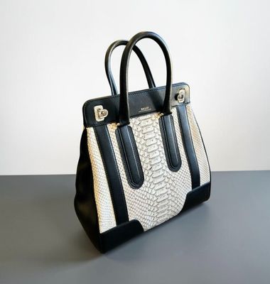 un sac à main blanc et noir posé sur une table