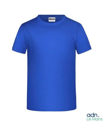 une image représentant un t-shirt bleu sur fond blanc
